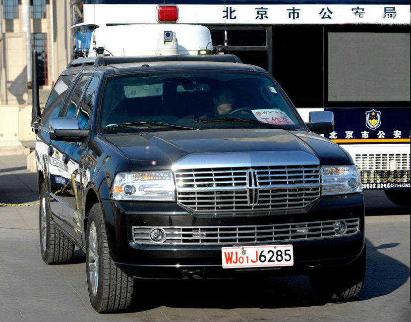 全面出击 两会安保最酷特警车上阵