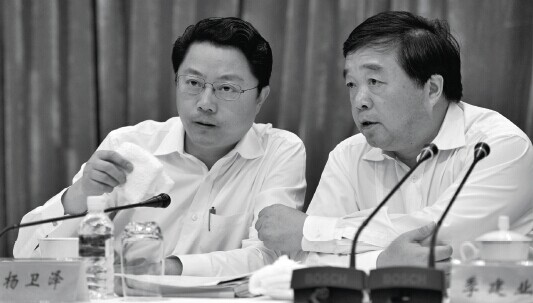 p32 南京市原市长季建业落马14 个月后，南京市委书记杨卫泽也因涉嫌违纪违法，接受组织调查。图为2012 年杨卫泽（左）和季建业（右）参加南京市“两会”。 CFP