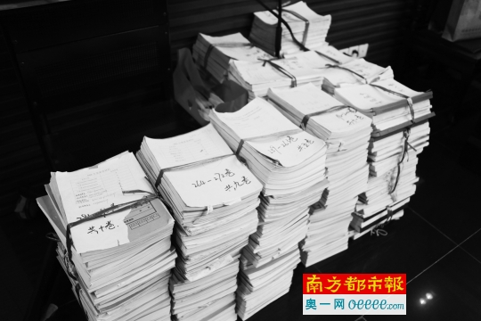 一位司法系统工作人员描述，卷宗足有400本，“一箩筐都装不下”。受访者供图