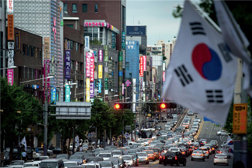 p78 韩国首尔，整形一条街。韩国的整形技术吸引了大量的外国游客前来寻医问诊。CFP