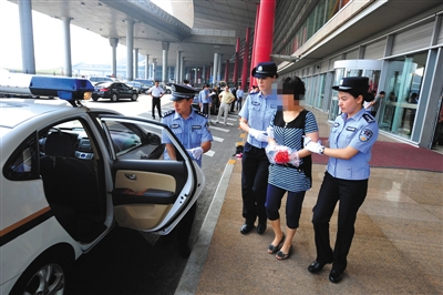 猎狐女逃犯潜逃韩国8年被抓 曾和丈夫非法吸存