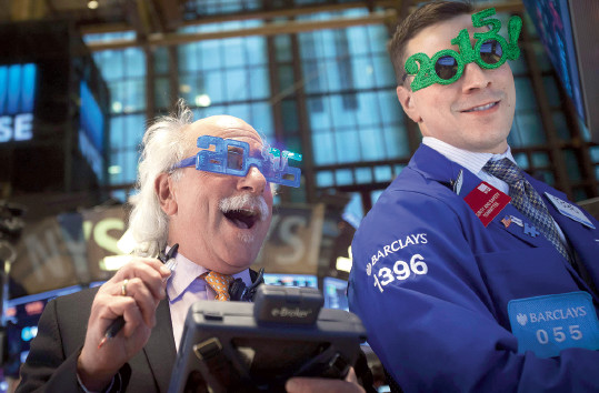 p42(1)2014 年12 月31 日，美国纽约证券交易所，交易员戴上可爱的眼镜迎接新年。但股市不给面子，当天纽约股市三大股指全线下跌。