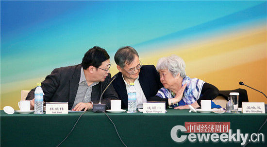 p39 财政部长楼继伟、清华大学经济管理学院院长钱颖一、全国人大财经委副主任委员吴晓灵（从左至右）在交流。