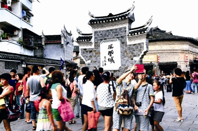 凤凰古城大门票时隔3年被取消 逛小景点仍须