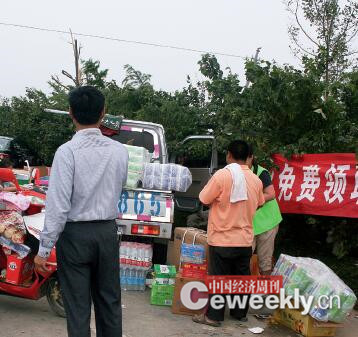 p36-1志愿者设立了免费物资发放点，当地灾民可以免费领取，解决吃喝用的应急需求《中国经济周刊》记者 刘照普I 摄