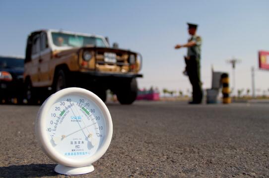 p42-1 8 月2 日，内蒙古自治区锡林郭勒盟，二连边防检查站官兵顶着超过40℃高温天气在口岸执勤，温度计已经爆表。CFP