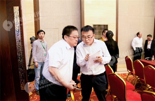 p12(8)《中國經濟周刊》總編助理包銳與中央電視臺甘肅記者站站長劉龍（右）商討報道方案。