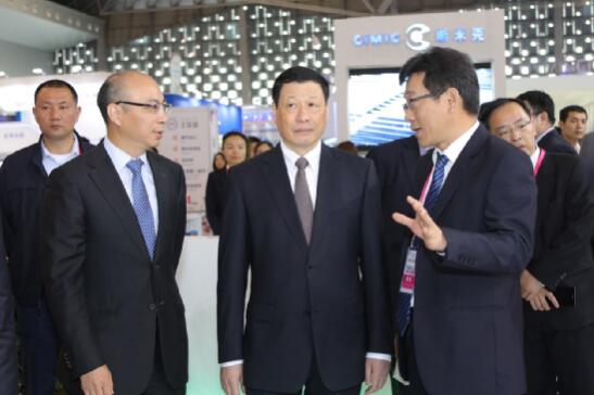 上海市市长应勇参观银隆新能源展位,银隆新能源总裁敖建华(右一