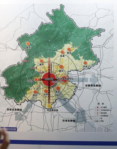 p55-2017 年 03 月 29 日，北京，新版北京城市总规草案今起在北京市规划展览馆公示，吸引大批市民预约参观。视觉中国