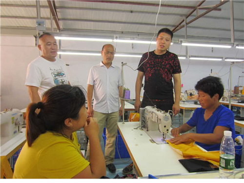 开封教育局驻杞县罗寨村工作队:吃住在村扶贫