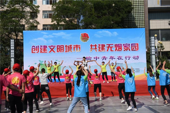活动现场。摄影赵江梅 经济网讯 7月18日上午,榆中县健身广场6来自各行各业的志愿者600多人齐聚一堂,积极倡导健康文明的城市生活,参与由共青团榆中县委、榆中县文明办、榆中县控烟办主办的控烟宣传活动。 活动中,志愿者们集体宣誓,并带上了健康、文明的健身、体操、运动表演,给兴隆山下美丽榆中的人民群众带来更多文明生活指南,为这座小城平添一份活力、一份健康。榆中县控烟办公室的工作人员还进行了控烟实验。 动岚健身俱乐部的负责人孙建伟说:“今年以来,榆中人感受到了街道上的一尘不染、交通秩序的井然有序、