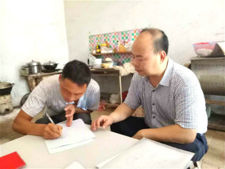 三门峡市大王镇:金融扶贫政策下乡 办理贷款手