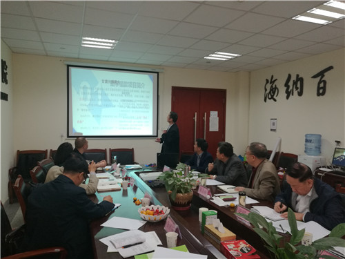 与会嘉宾介绍社会组织助学贷款模式和经验 。  供图 李开南