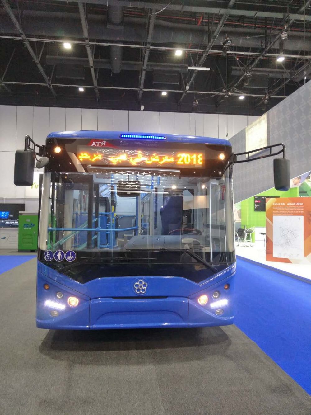 银隆新能源12米低地板纯电动公交车正面