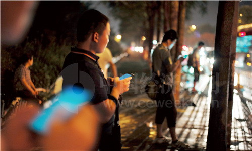 44 北京西二旗的夜晚，使用网约车、拼车上下班成为不少人的选择之一。《中国经济周刊》首席摄影记者 肖翊 摄