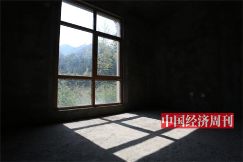 p14-2018 年9 月11 日，一栋未入住的别墅，窗外可见巍峨的秦岭山脉。《中国经济周刊》记者 胡巍 摄