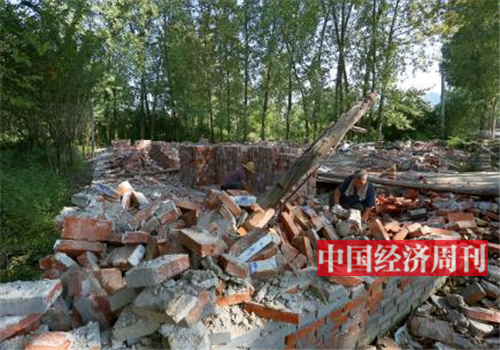 p18-9 月10 日，秦岭北麓区域内一处正在拆除的违建。《中国经济周刊》记者 胡巍 摄