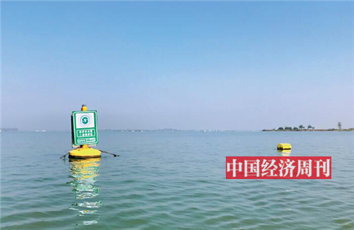 p68-1 骆马湖二级保护区水域实施浮简隔离 《中国经济周刊》记者 谢玮I 摄