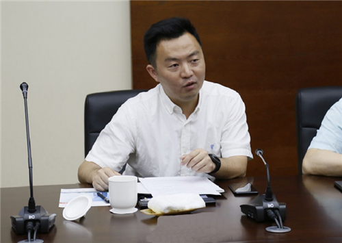 1、丹阳市供电公司总经理黄勃讲述服务客户的情况