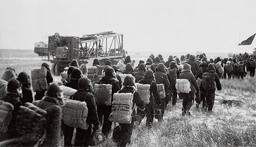 p50 1959 年，参加石油大会战的科技人员与职工向黑龙江大庆地区挺进。FOTOE