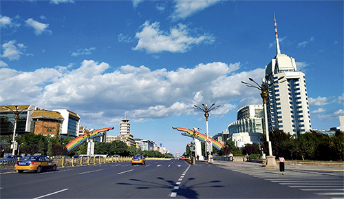 p206 2019 年8 月28 日，秋高气爽，“北京蓝”持续刷屏，长安街复兴门彩虹桥在蓝天白云的映衬下显得格外迷人。视觉中国
