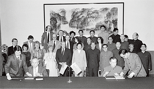 p89 1983 年5 月5 日，北京汽车制造厂和美国汽车公司合资经营总合同在人民大会堂签字。新华社