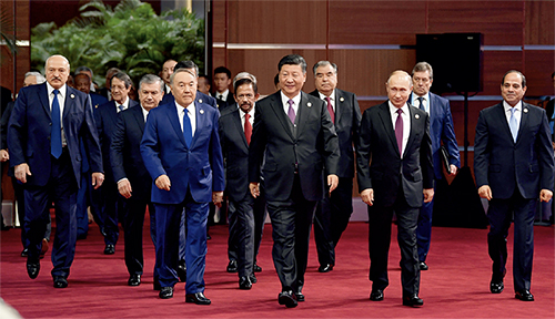 p185 2019 年4 月26 日，国家主席习近平在北京出席第二届“一带一路”国际合作高峰论坛开幕式，并发表题为《齐心开创共建“一带一路”美好未来》的主旨演讲。这是习近平和出席开幕式的外方领导人共同步入会场。新华社 