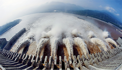 p176 2018 年7 月12 日，湖北宜昌，三峡水库持续泄，迎接“长江2018 年第2 号洪水”。视觉中国