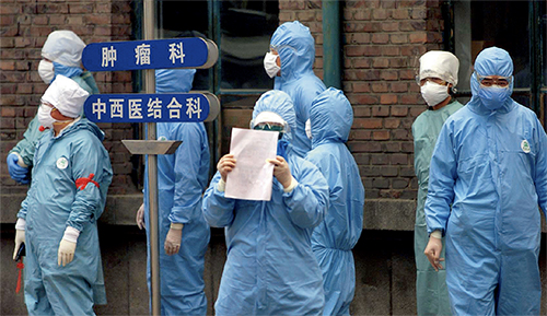 p161 2003 年5 月，战斗在抗击非典一线的医护人员。视觉中国