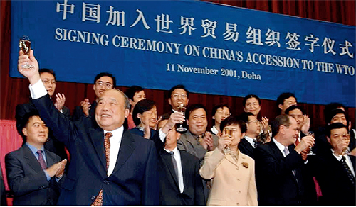 p155 2001 年11 月11 日，时任中国外经贸部部长石广生在中国加入WTO 议定书签字仪式上举杯庆贺。当年12 月11 日起，中国成为WTO 的第143 个正式成员。新华社