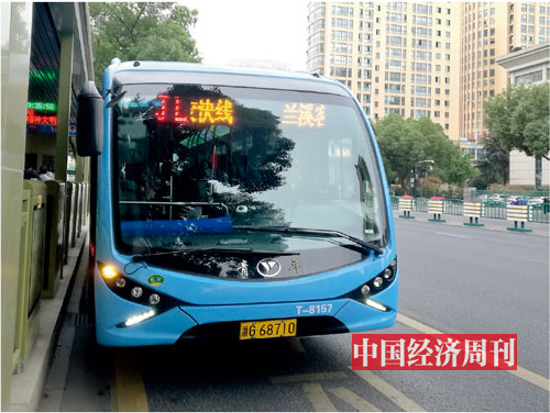 P24行驶在金华街头的青年纯电动公交车《中国经济周刊》记者 陈一良| 摄