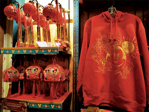 p111-2上海迪士尼园区内充满新春特色的商品