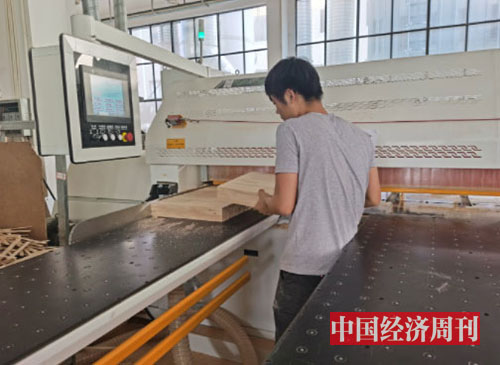 p93-2团团圆生产线上的工人正在将材料切割《中国经济周刊》记者李永华摄