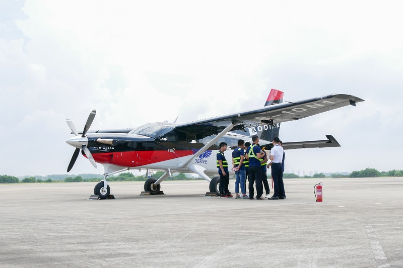 36分,参加首航之旅的乘客乘坐润扬通航大棕熊飞机从镇江大路机场起飞