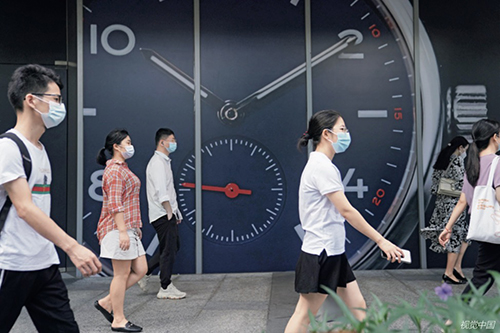 26 2020 年7 月24 日早晨，深圳前海，年轻人们行走在上班路上。