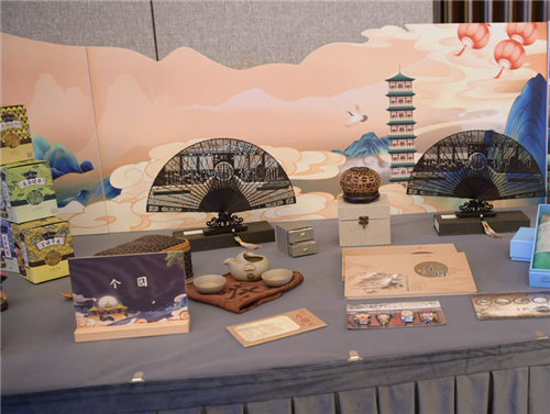 个园景区展示的文创产品 (陈瑜 摄)扬州市旅游协会会长王玉新回顾了