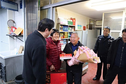 常州全市见义勇为基金会上门英雄家庭送上新年祝福