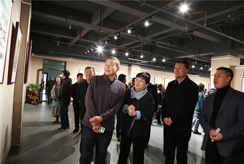 陇东学院党委副书记田雁青,副院长马悦宁,刘万锋,美术学院特聘教授