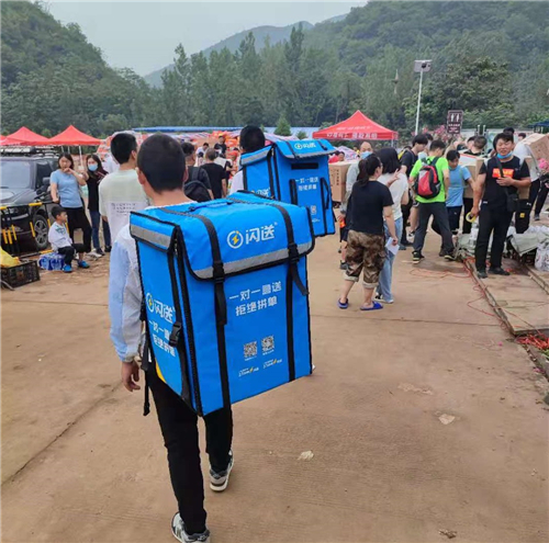 闪送为援助河南雨灾的爱心闪送员颁发"先锋爱心骑士"荣誉