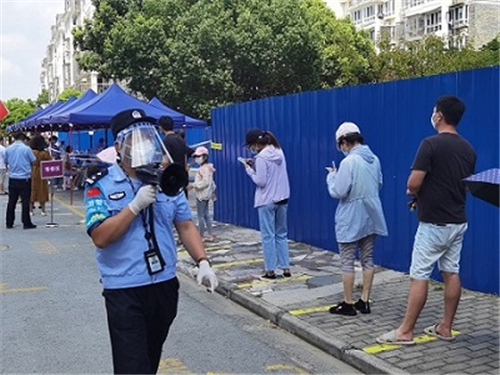 扬州景区公安民警王学兵疫情防控战场练就熊猫臂