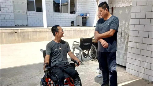 我为群众办实事|临洮县残联免费发放电动轮椅 助力肢体残疾人出行方便