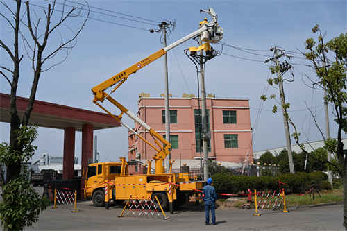 作业人员登上高空斗臂车,密切配合,开始此次带电作业任务