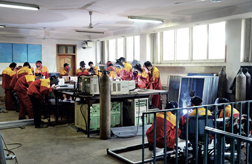 26-1焊接学院学生在实训基地实习