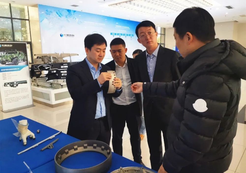 会后,李磊在湖南华曙高科公司总经理侯培林等陪同下