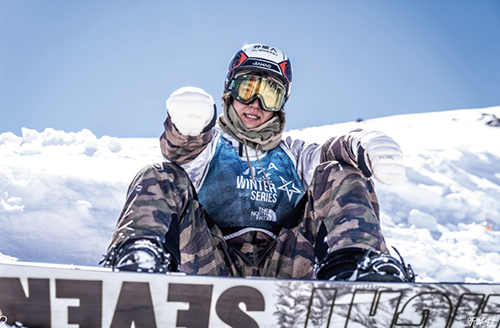 32 2021年9月8日，张嘉豪在智利首都圣地亚哥附近的拉帕尔瓦滑雪场参加国际雪联系列积分赛智利站比