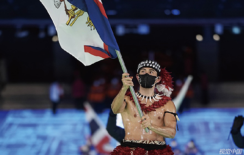31 北京冬奥会开幕式，美属萨摩亚旗手内森·克伦普顿赤膊入场。