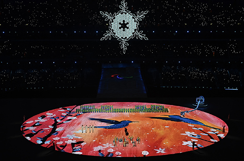 47 自闭症孩子小泽的《起舞》和可奕的《缤纷》出现在北京冬残奥会闭幕式的舞台上 新华社