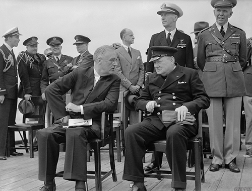 25 1941年8月10日，大西洋憲章會議期間，在威爾士親王號戰列艦甲板上，美國總統富蘭克林·羅斯福