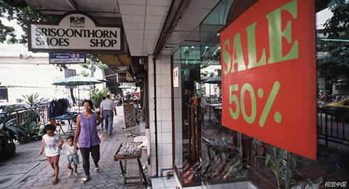 43 1997年，泰國曼谷一家商店為刺激經濟危機后失去消費能力的顧客，掛出了半價優惠。
