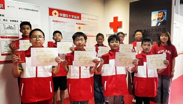 1、六年级学生全员领取“小小救护员”急救培训荣誉证书 （董谦 摄）
